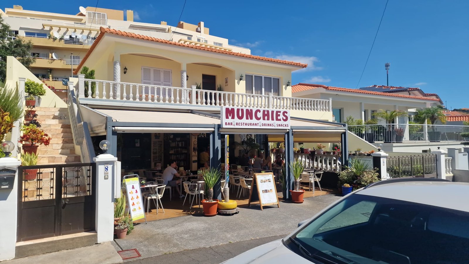 Restaurante Munchies Bar, no Caniço de Baixo, Madeira, esplanada e entrada