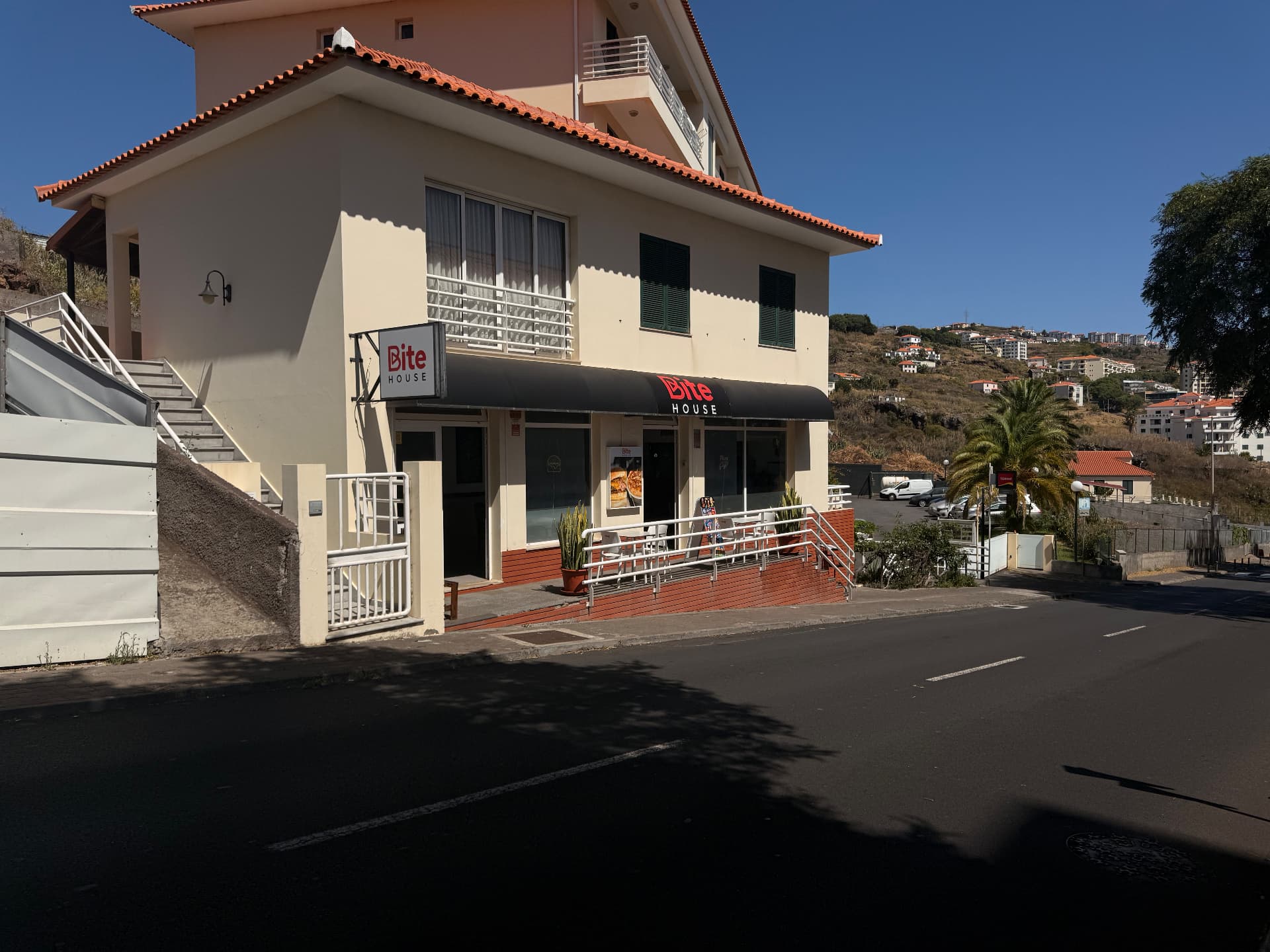 Bite House frontage on Estrada Avelino Pinto, Caniço