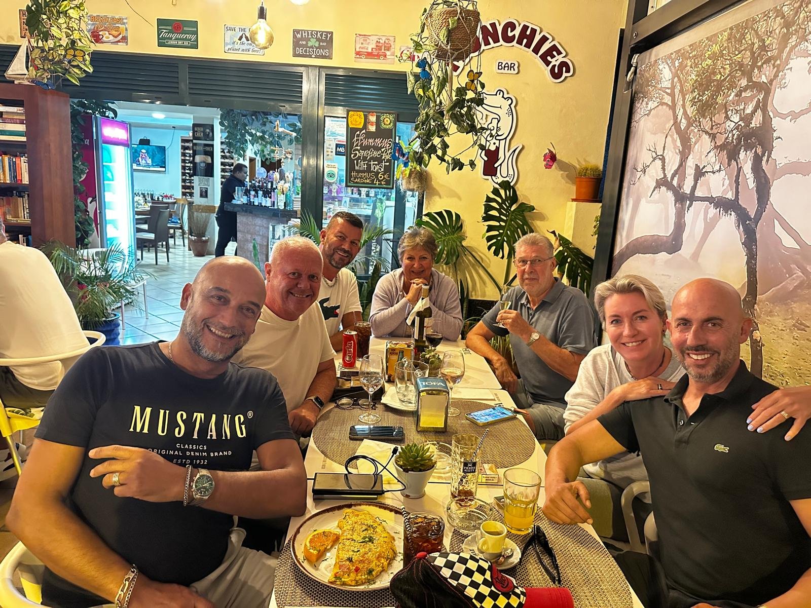 Jantar com amigos no Munchies Restaurante & Bar, em Caniço de Baixo