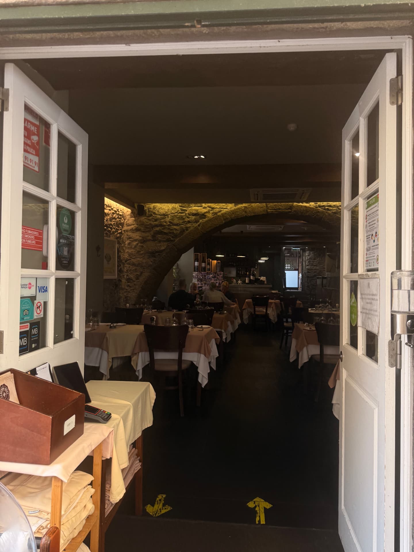 Sala da Taberna Ruel com arco de pedra