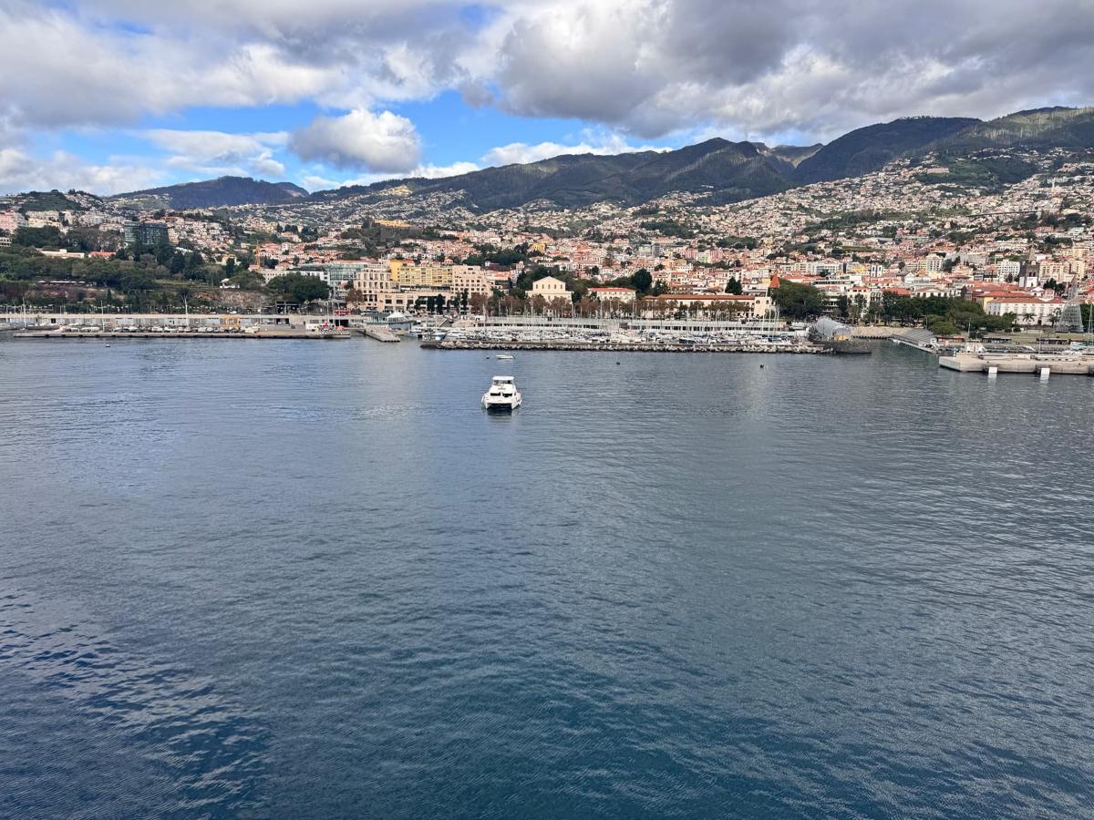 Barco a sair da entrada do porto no Funchal