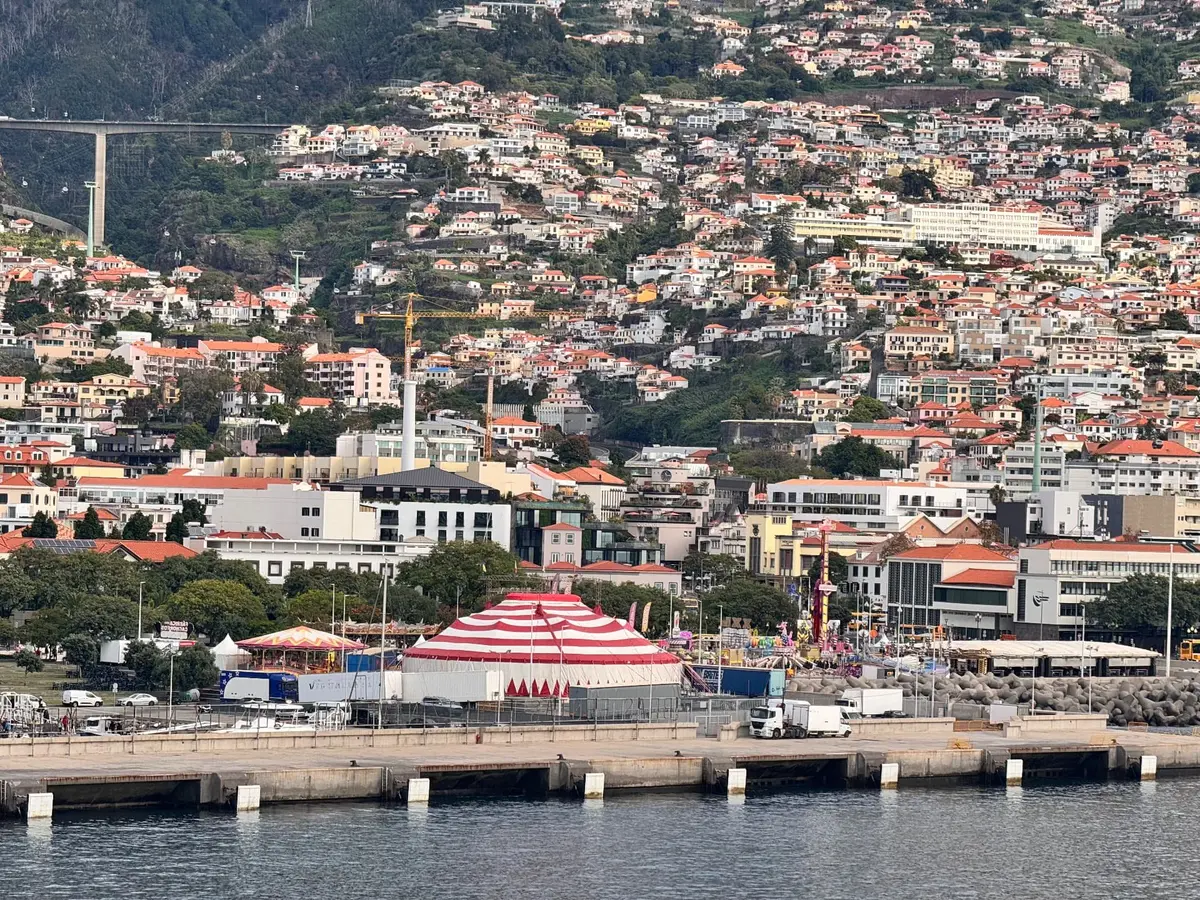 Funchal porto com uma tenda de circo à beira-mar